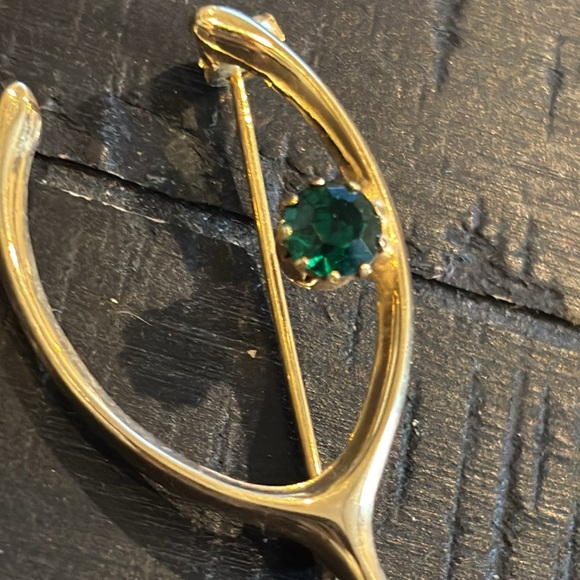 Elegant Gold Wishbone Brooch with Green Gemstone Luck - Picture 2 of 4
